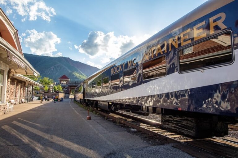 EcoLux☆Lifestyle: Rocky Mountaineer Rolls Through the Red Rocks of the Southwest USA